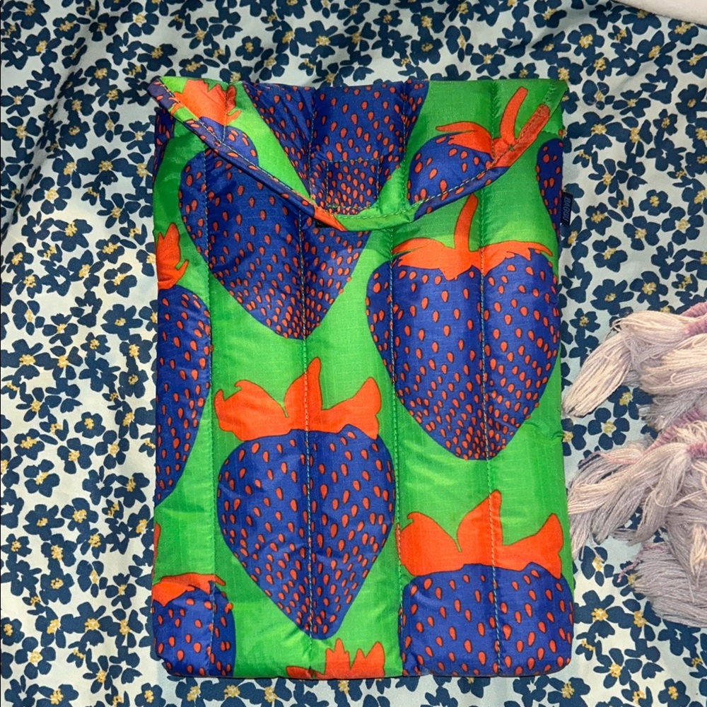 BAGGU Electric Strawberry Computer Sleeve 13”
